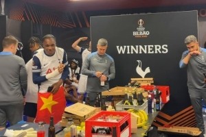 英超第17踢欧冠！热刺球员更衣室内列队听欧冠主题曲